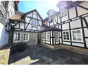 Innenhof mit Blick auf den Durchgang und Anbau