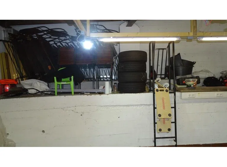 Garagenwand zum Bunker
