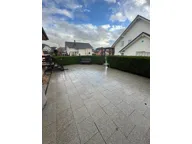 Titelbild für Dieser freistehende Bungalow mit Walmdach wurde im Jahr 2001 erbaut