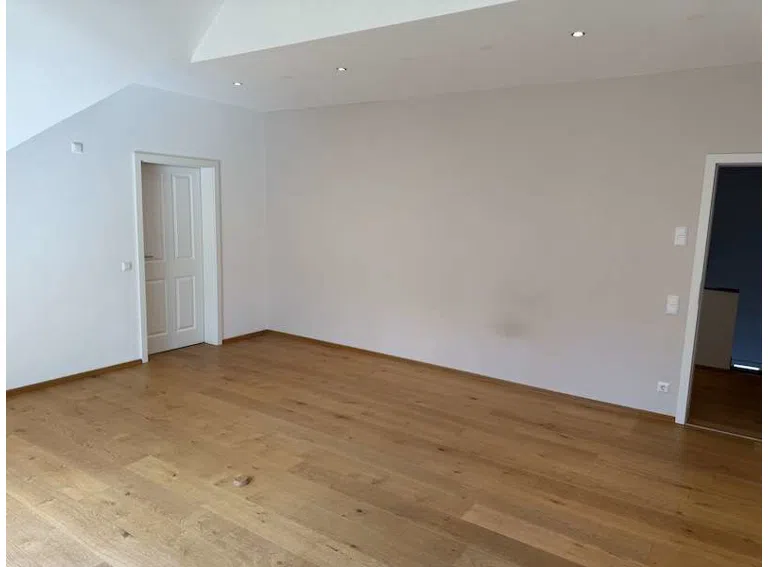 Schlafzimmer mit Zugang zum Bad