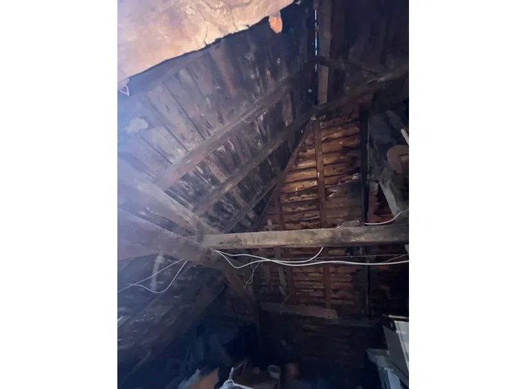 52 Blick in das Gebälk
