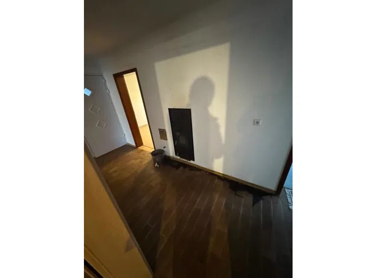 24 Flur mit Kaminofen