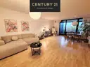 Wohn-/Essbereich mit Zugang zur Loggia