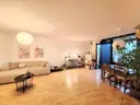 Wohn-/Essbereich mit Zugang zur Loggia