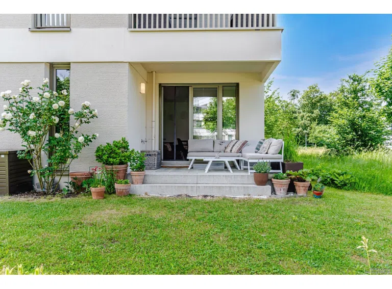 Ostterrasse mit Gartenblick – ruhig, hell und familienfreundlich