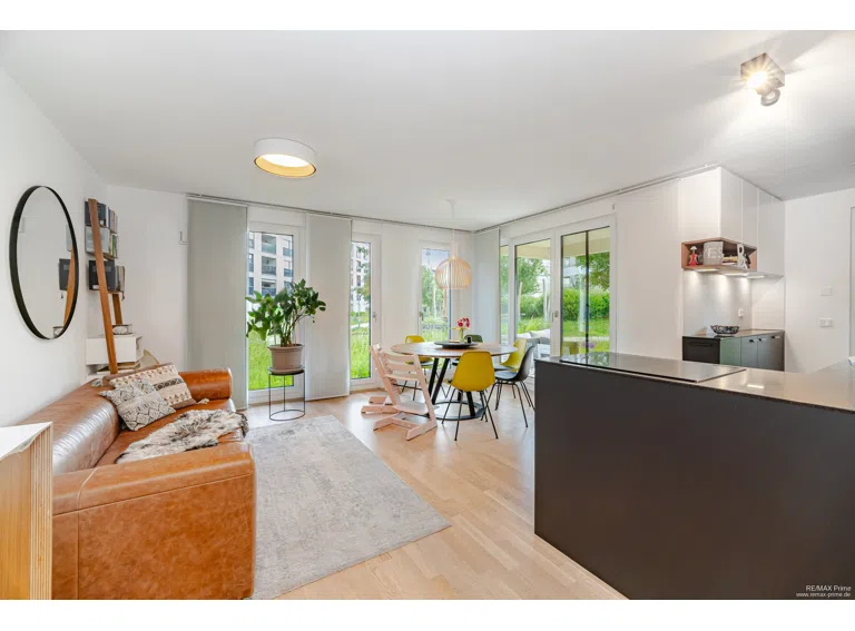 Offener Wohn- und Essbereich mit direktem Gartenbezug