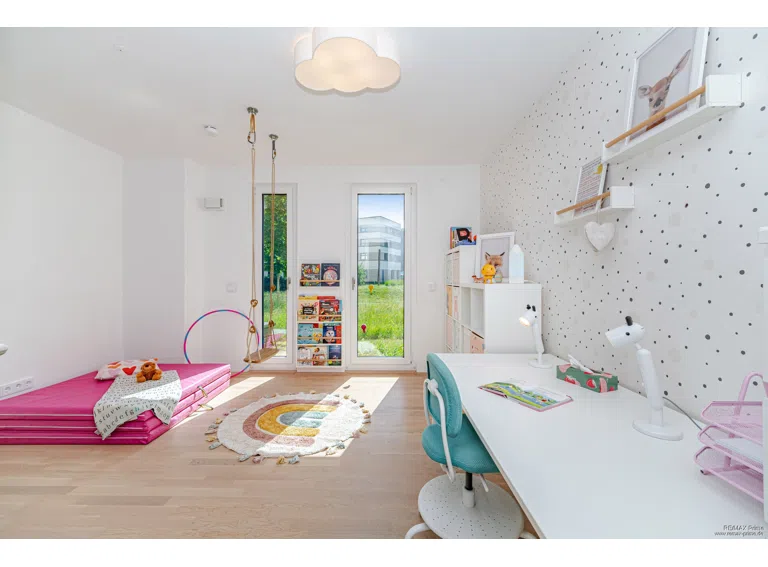 Gemütliches Kinderzimmer mit Platz zum Spielen, Lernen und Wachsen