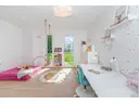 Gemütliches Kinderzimmer mit Platz zum Spielen, Lernen und Wachsen