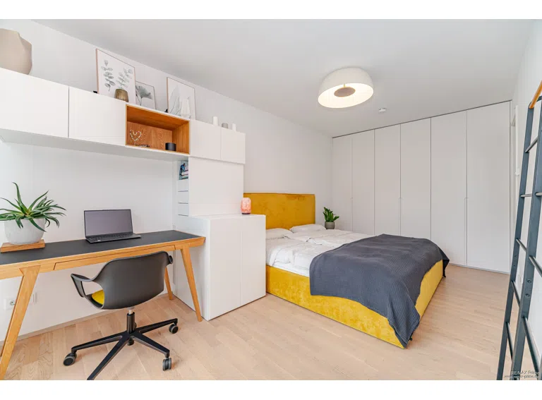 Großzügiges Elternschlafzimmer mit privatem Komfort