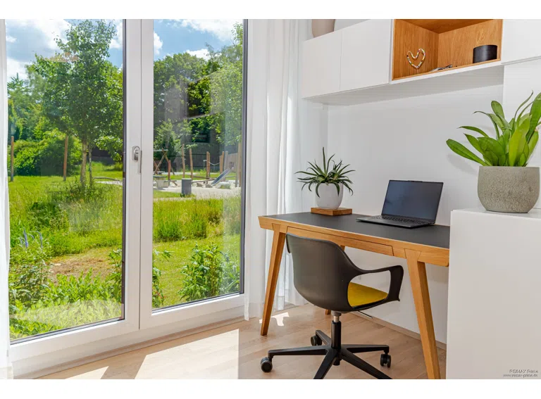 Arbeitsbereich mit Blick ins Grüne