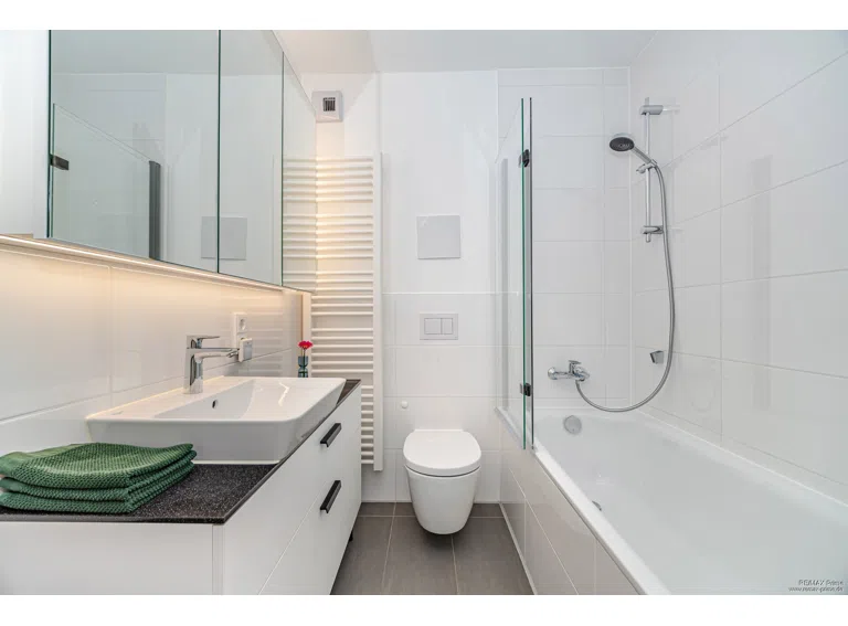 Modernes Badezimmer mit Badewanne und hochwertiger Ausstattung