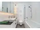 Modernes Badezimmer mit Badewanne und hochwertiger Ausstattung