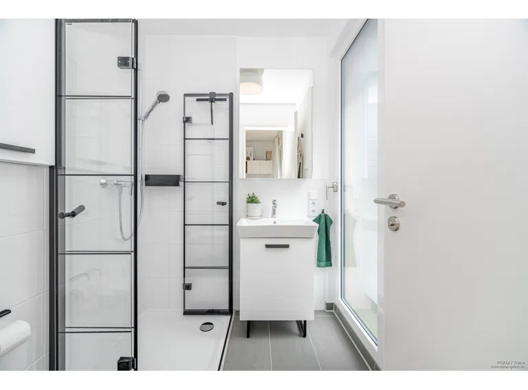 Privates Elternbad mit moderner Dusche