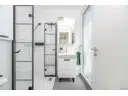 Privates Elternbad mit moderner Dusche