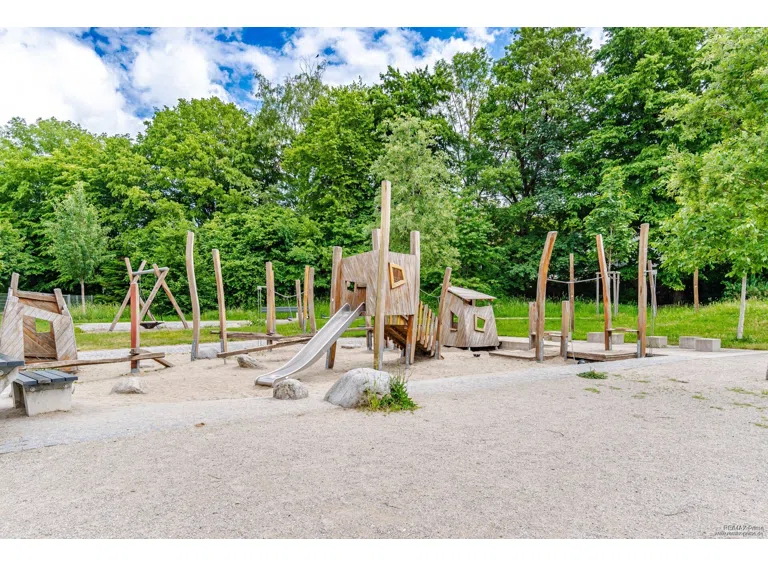 Ihr privater Rückzugsort mit Blick auf den Spielbereich