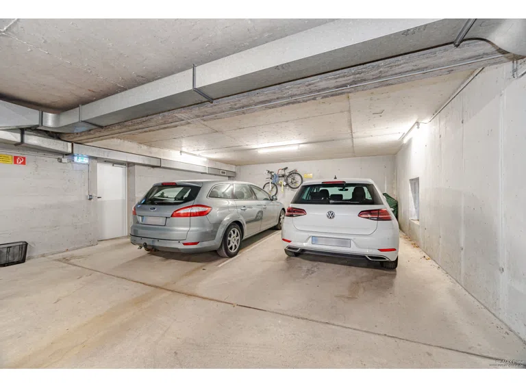 Großzügiger Parkplatz