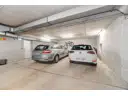 Großzügiger Parkplatz