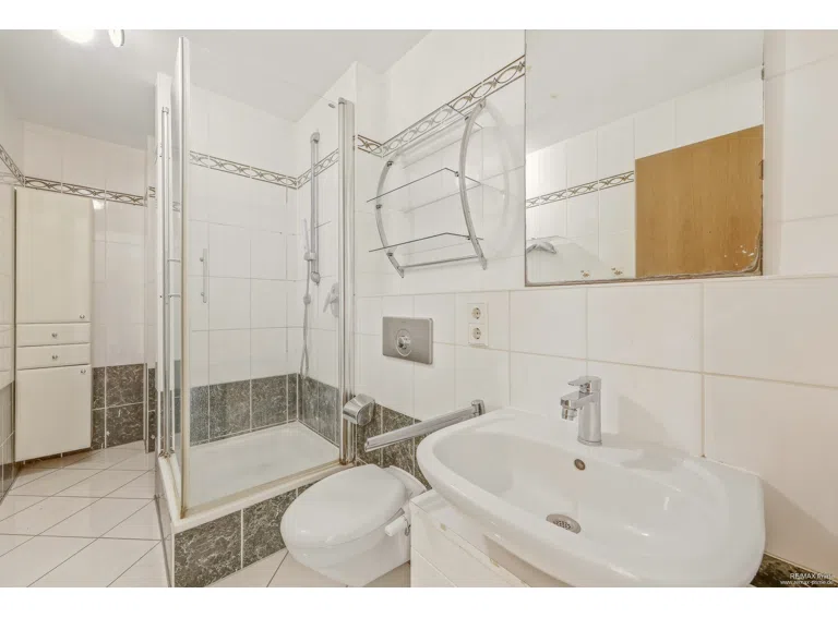 Zweites Badezimmer mit Dusche