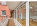 Überdachter Balkon mit großzügigen Fensterflächen