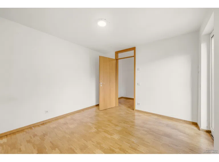 Helles Schlafzimmer 3 mit Parkettboden
