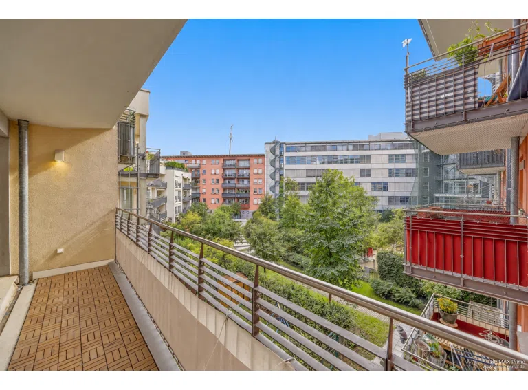 Balkon 1 mit Blick in den begrünten Innenhof