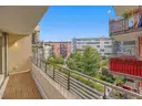 Balkon 1 mit Blick in den begrünten Innenhof