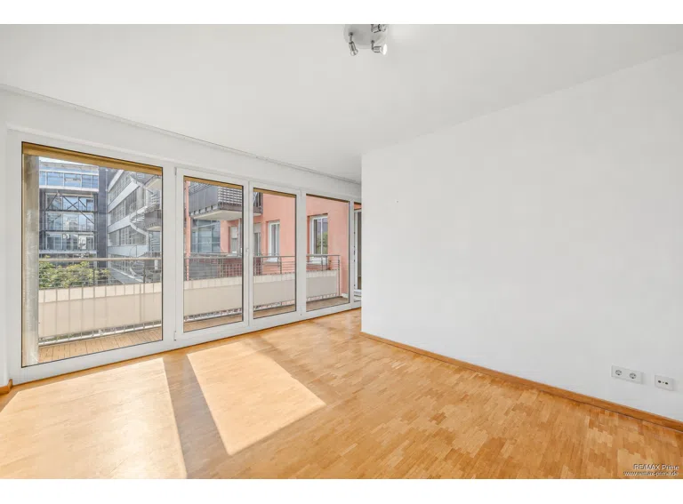 Schlafzimmer 2 mit großzügigen Fensterflächen