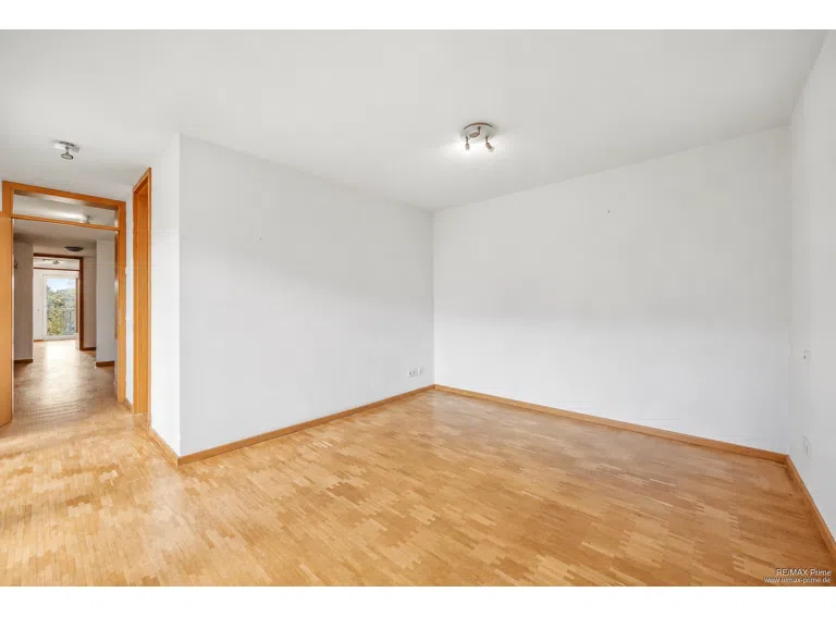 Vielseitig nutzbares Schlafzimmer mit Parkettboden