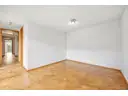 Vielseitig nutzbares Schlafzimmer mit Parkettboden