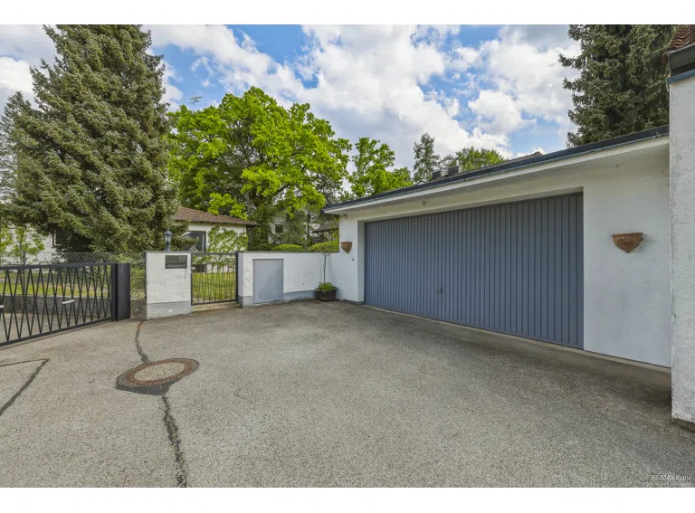 Garage mit großzügiger Zufahrt