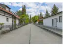Private Zufahrt zur zurückversetzten Grundstückslage