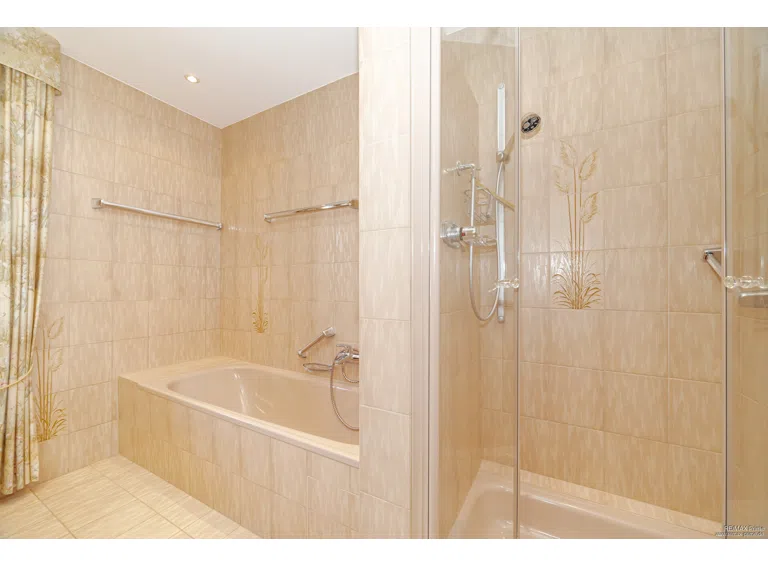 Bad mit der Badewanne und Dusche