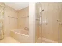 Bad mit der Badewanne und Dusche