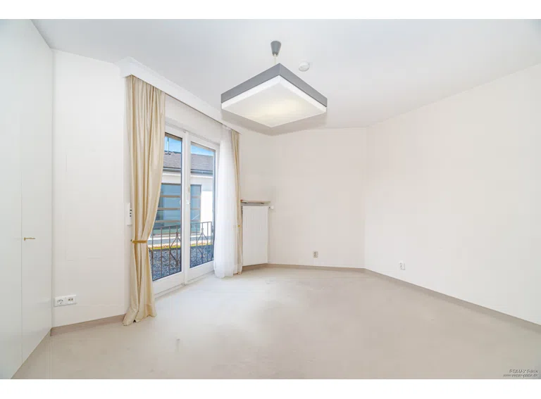 Helles Schlafzimmer mit französischem Balkon und angenehmem Lichteinfall