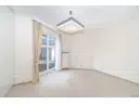 Helles Schlafzimmer mit französischem Balkon und angenehmem Lichteinfall