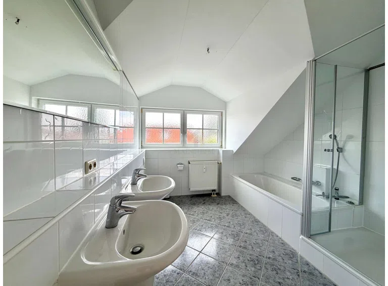Badezimmer DG)
