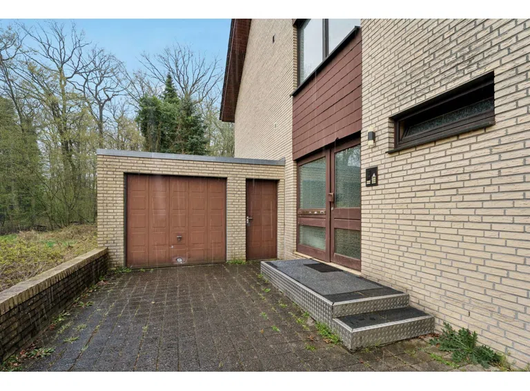 Hauseingang + Garage