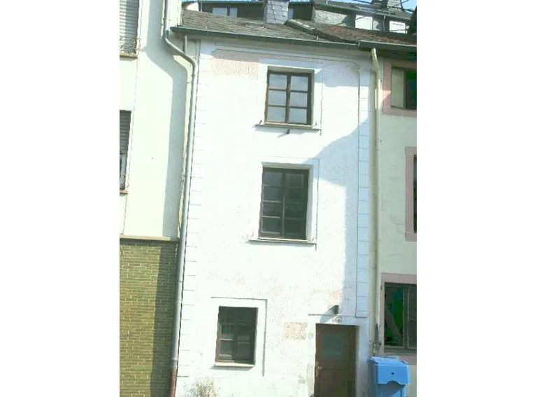 schmale hohe Hausstruktur