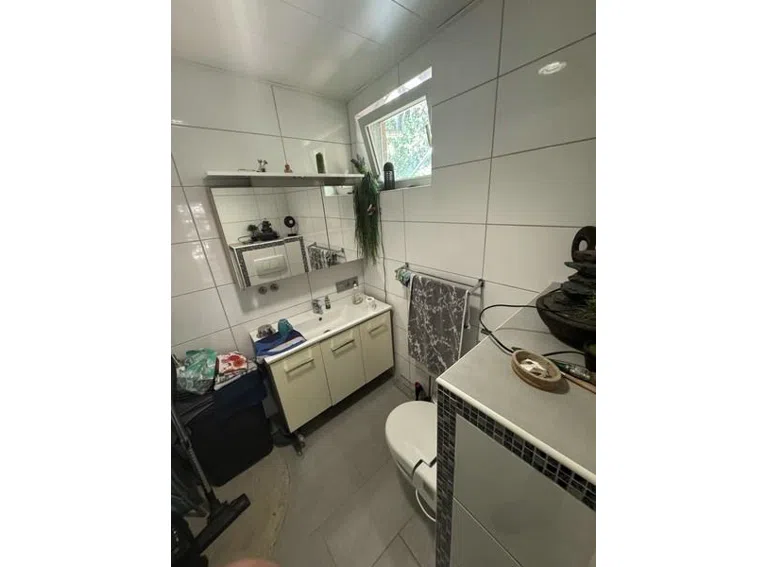 21 Toilette mit Hygienebereich im OG