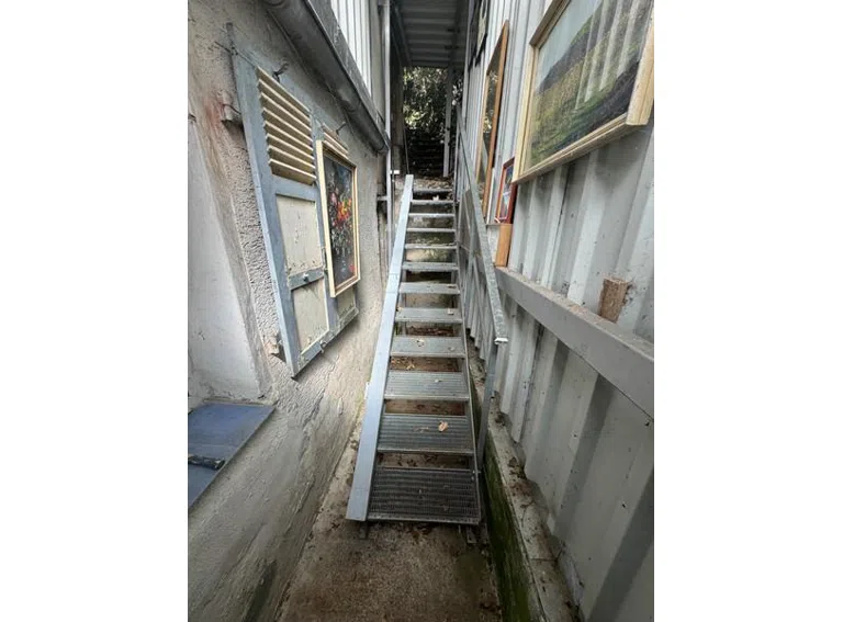 17 Treppe zum OG präpariert für Lift