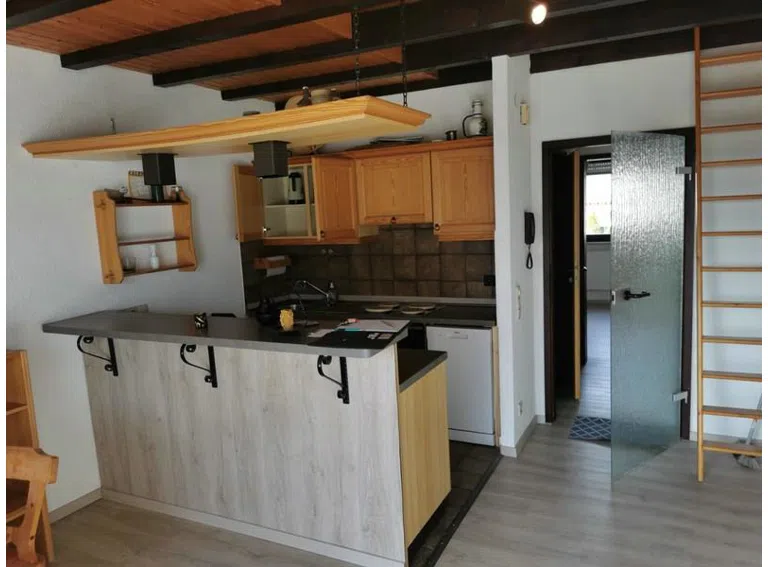 1 Küche mit Blick über Flur zum Schlafzimmer