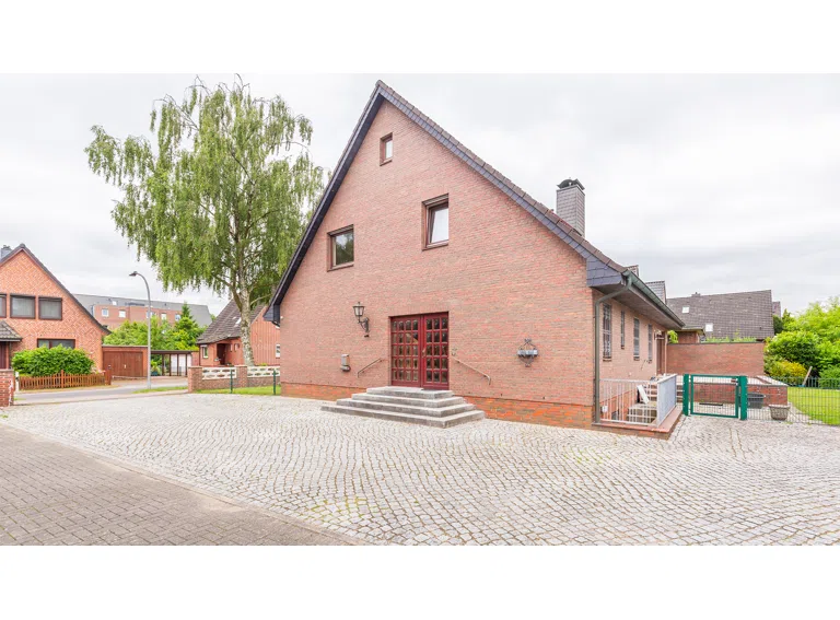 Seitenansicht mit Hauseingang
