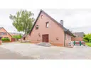 Seitenansicht mit Hauseingang