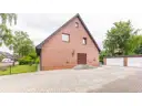 Seitenansicht mit Hauseingang