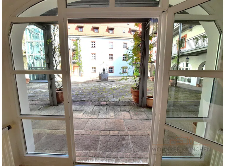 Blick vom Schlafzimer auf die Innenhofterrasse