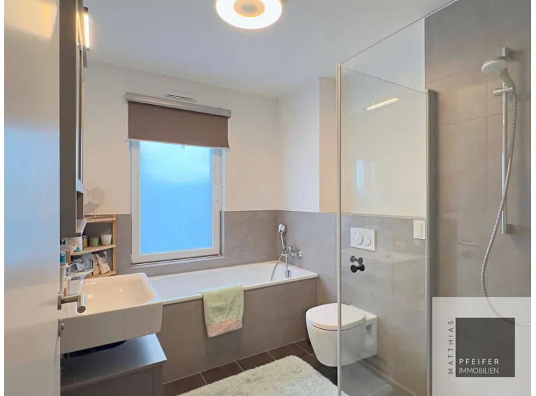 Tageslichtbad Dusche / bath with shower