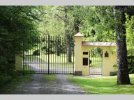 Titelbild für Alle Infos unter: www.die-immoprofis.com/go/ip-ae-1562 Über eine alt eingewachsene und beleuchtete