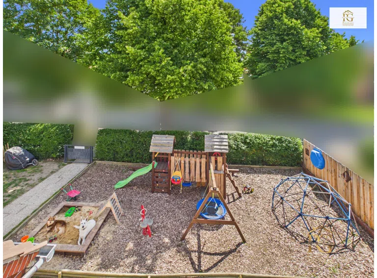 Blick auf den eigene Kinderspielplatz