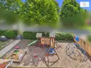 Blick auf den eigene Kinderspielplatz