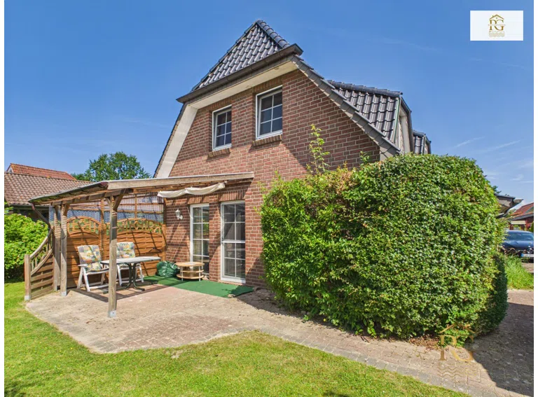 Blick auf die Terasse vom Garten Haus B
